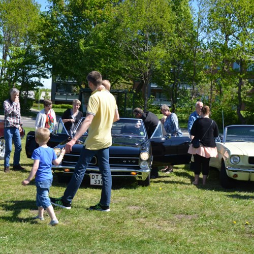 Besøg af Amerikaner biler som gav rundtur til Jubileumet på Frøjkgården